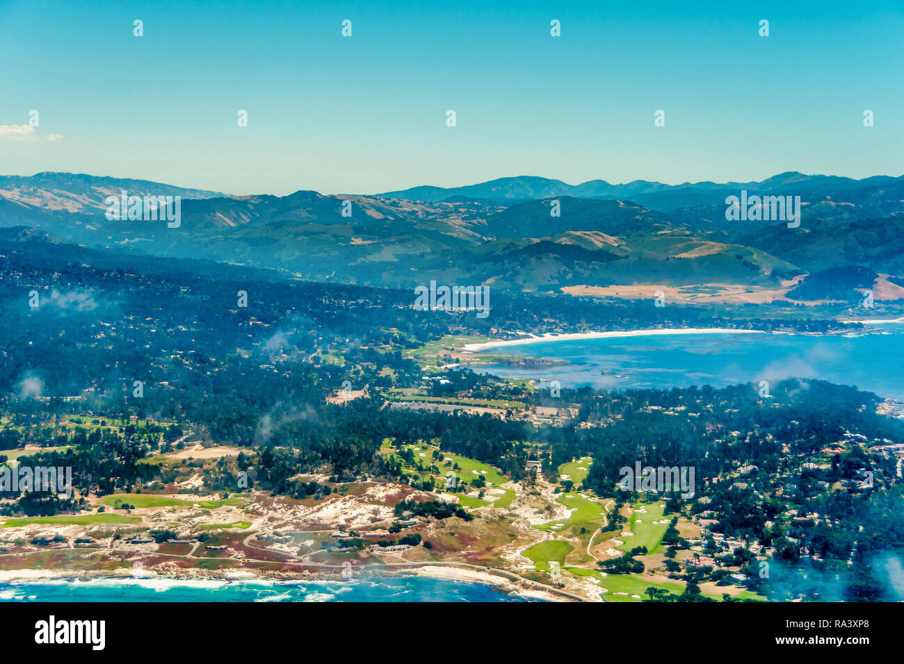 Foto aerea di Pacific Grove sulla penisola di Monterey in California visto dal piano. in una giornata di sole. Foto Stock