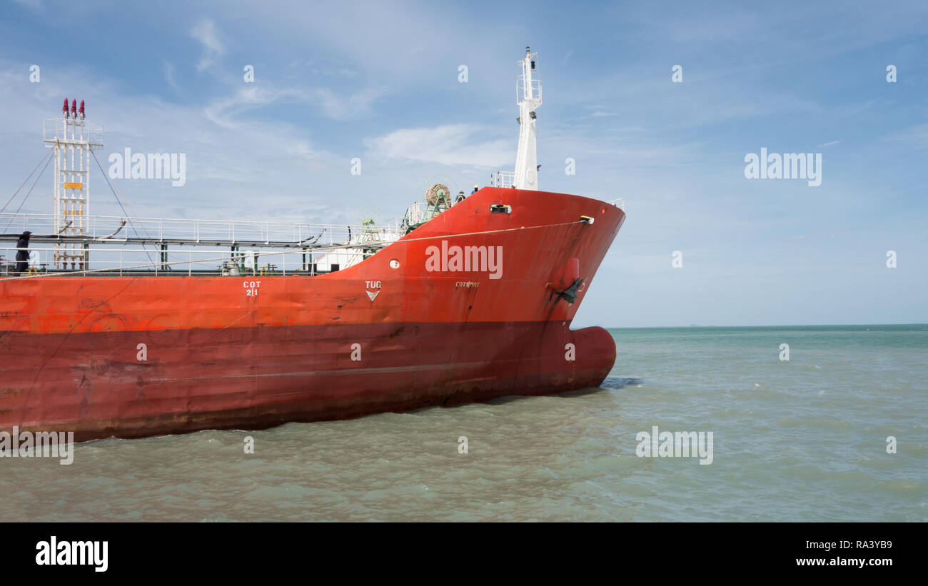 Stern di industriale rosso petroliera in barca sul mare verde Foto Stock