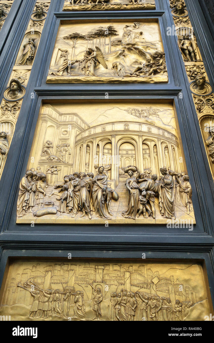 Firenze, Italia. Il battistero. Dettaglio delle porte Est (il "Porte del Paradiso", 1425-1452) da Ghiberti, mostra Giuseppe (centro) e Abramo (sopra) Foto Stock