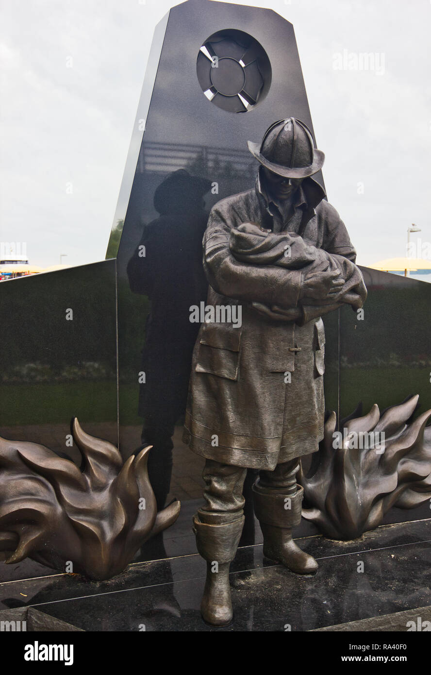 Vigili del fuoco memorial 'ultimo allarme', Fire & Marine station 334 Queens Quay West, Harbourfront district, Toronto, Ontario, Canada Foto Stock