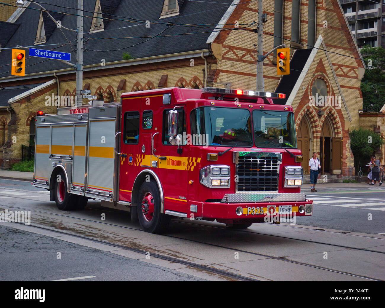 Fire truck racing lungo la strada, rispondere a emergenze, Toronto, Ontario, Canada Foto Stock