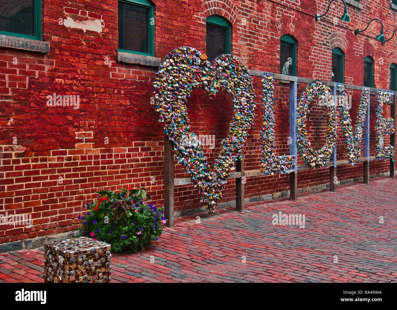 La parola amore e un cuore fatto da lucchetti, Distillery District, Toronto, Ontario, Canada Foto Stock