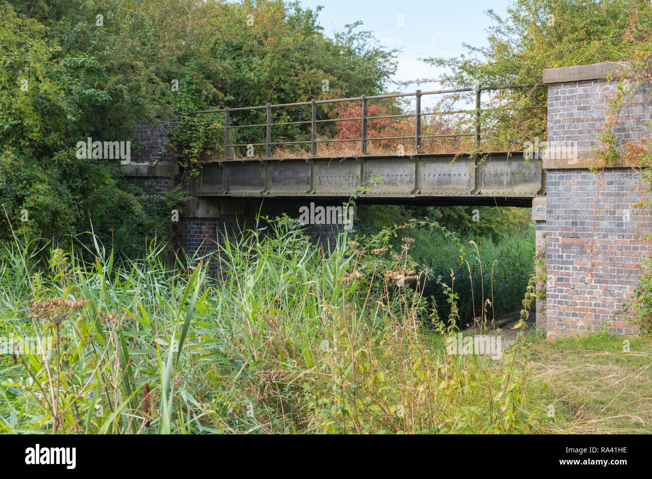 In disuso e GNR LNWR linea ferroviaria che una volta attraversato il Grantham e Nottingham canal nella valle di Belvoir. Nottinghamshire, England, Regno Unito Foto Stock