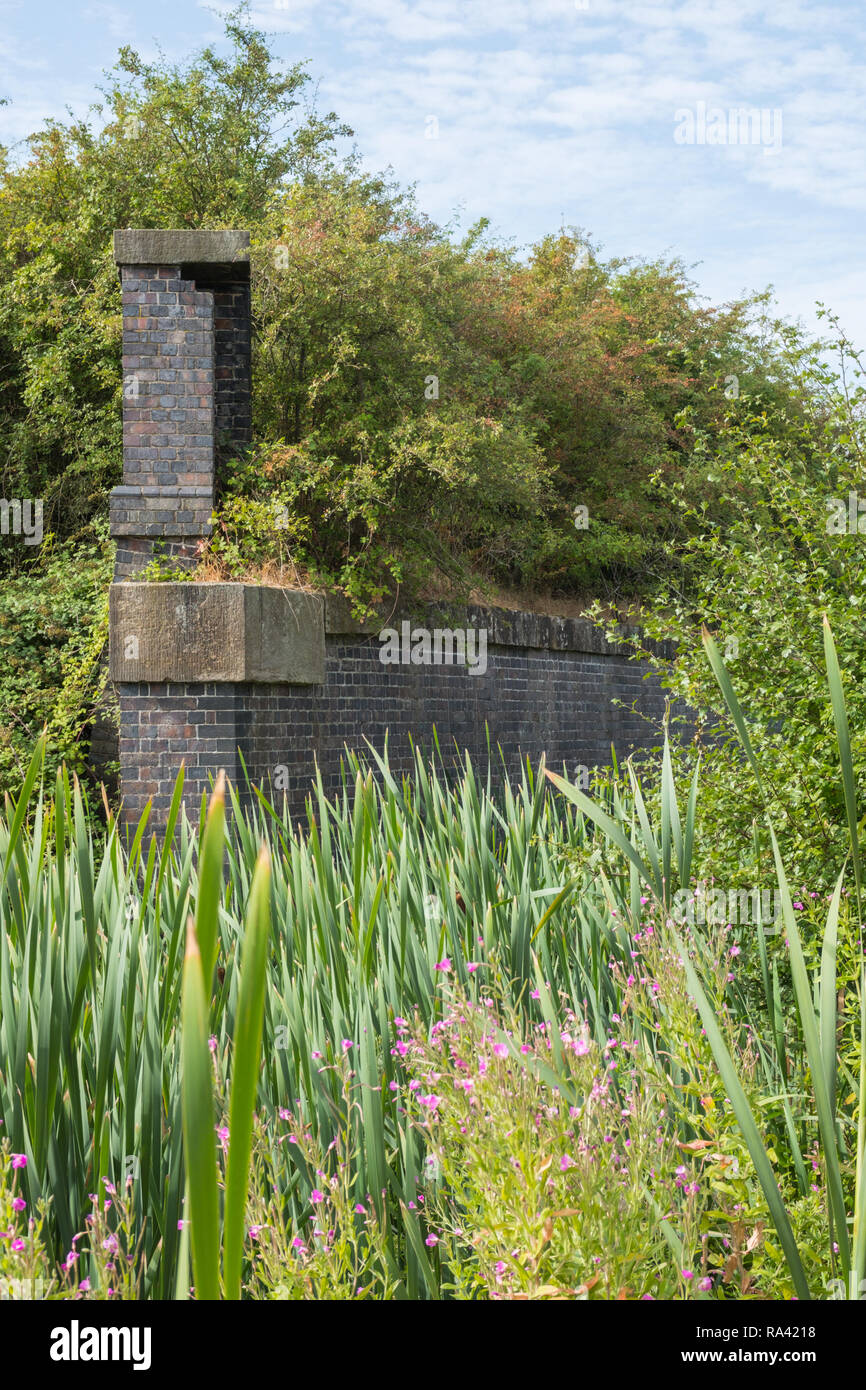 In disuso e GNR LNWR linea ferroviaria che una volta attraversato il Grantham e Nottingham canal nella valle di Belvoir. Nottinghamshire, England, Regno Unito Foto Stock