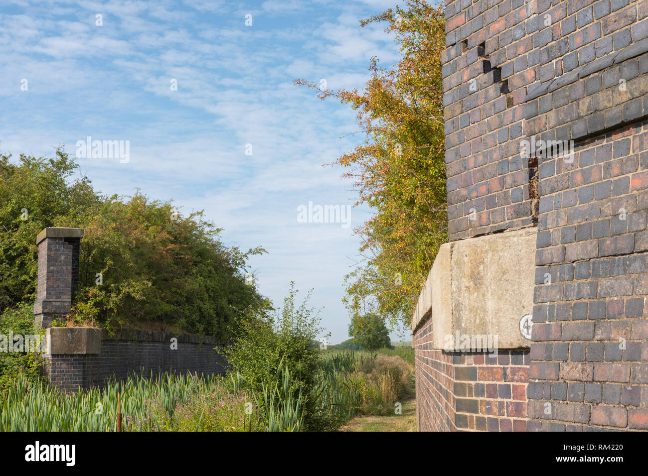In disuso e GNR LNWR linea ferroviaria che una volta attraversato il Grantham e Nottingham canal nella valle di Belvoir. Nottinghamshire, England, Regno Unito Foto Stock