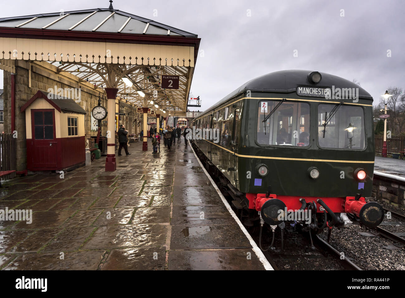 Anni sessanta diesel multiple uint treno. Sera d'inverno a Ramsbottom stazione sulla East Lancashire Railway. Foto Stock