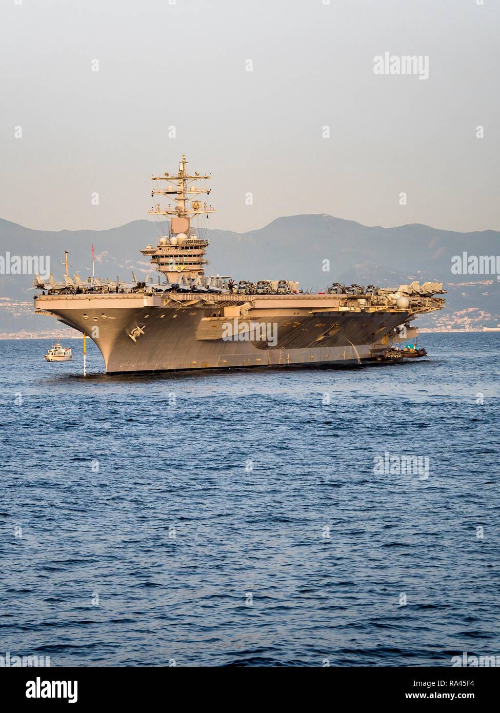 69 CVN USS Dwight D. Eisenhower, classe Nimitz portaerei nel porto di Napoli e il golfo di Napoli, campania, Italy Foto Stock