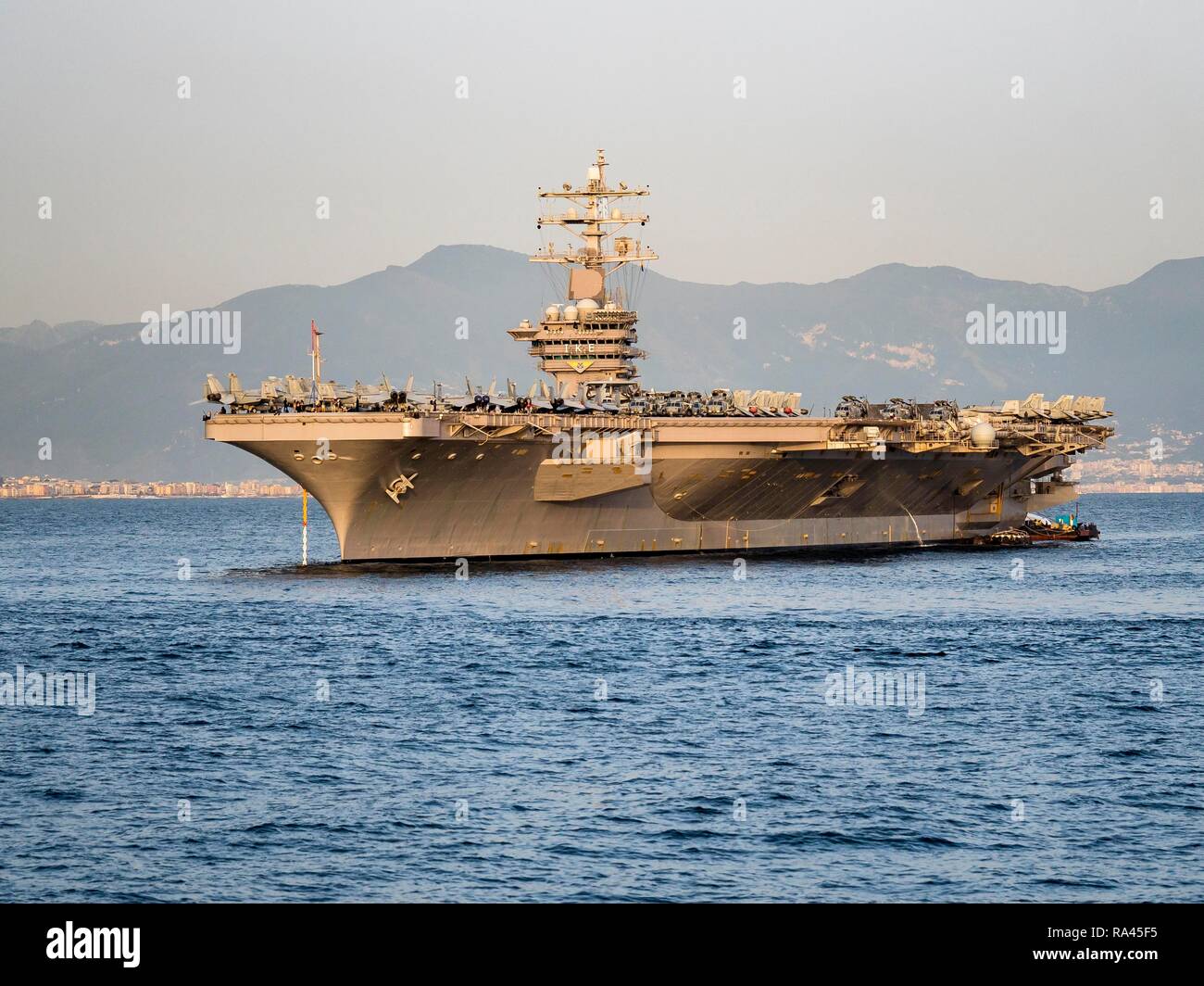 69 CVN USS Dwight D. Eisenhower, classe Nimitz portaerei nel porto di Napoli e il golfo di Napoli, campania, Italy Foto Stock