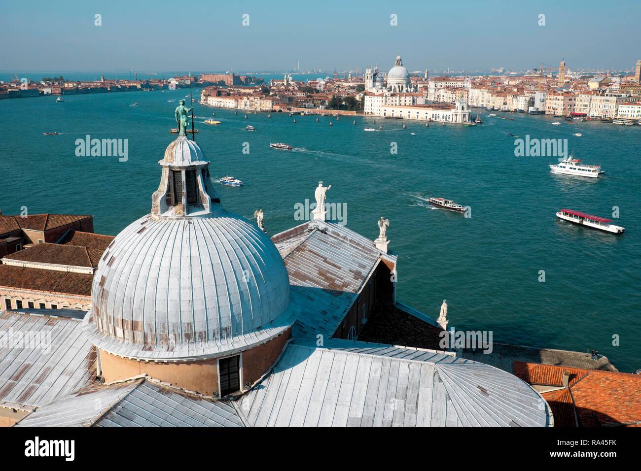 Vista dalla torre della chiesa di San Giorgio Maggiore oltre la laguna a Punte della Dogana, Venezia, Veneto, Italia Foto Stock
