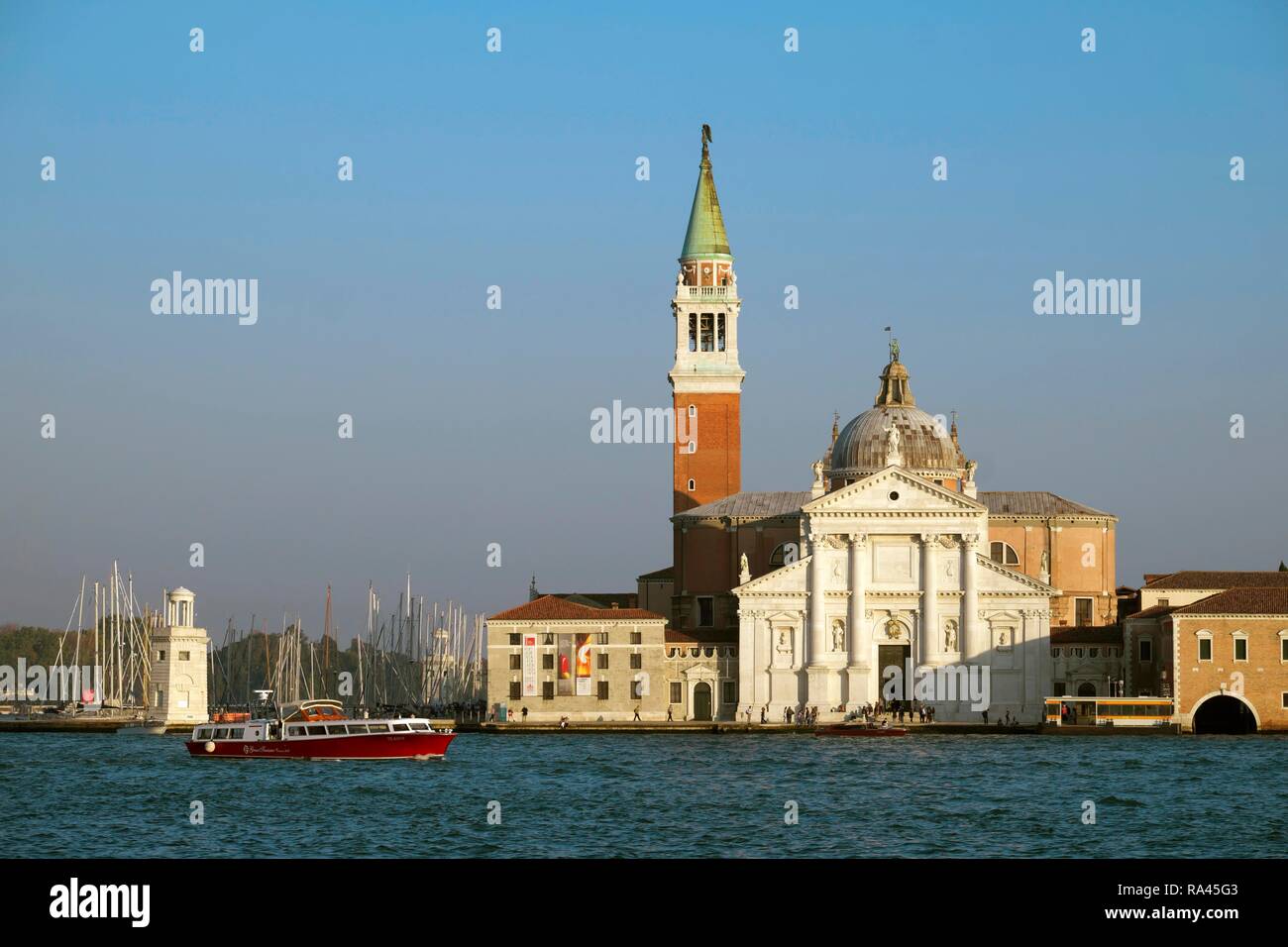 Vista della Chiesa San Giorgio, Isola di San Giorgio Maggiore, la luce della sera, Venezia, Veneto, Italia Foto Stock