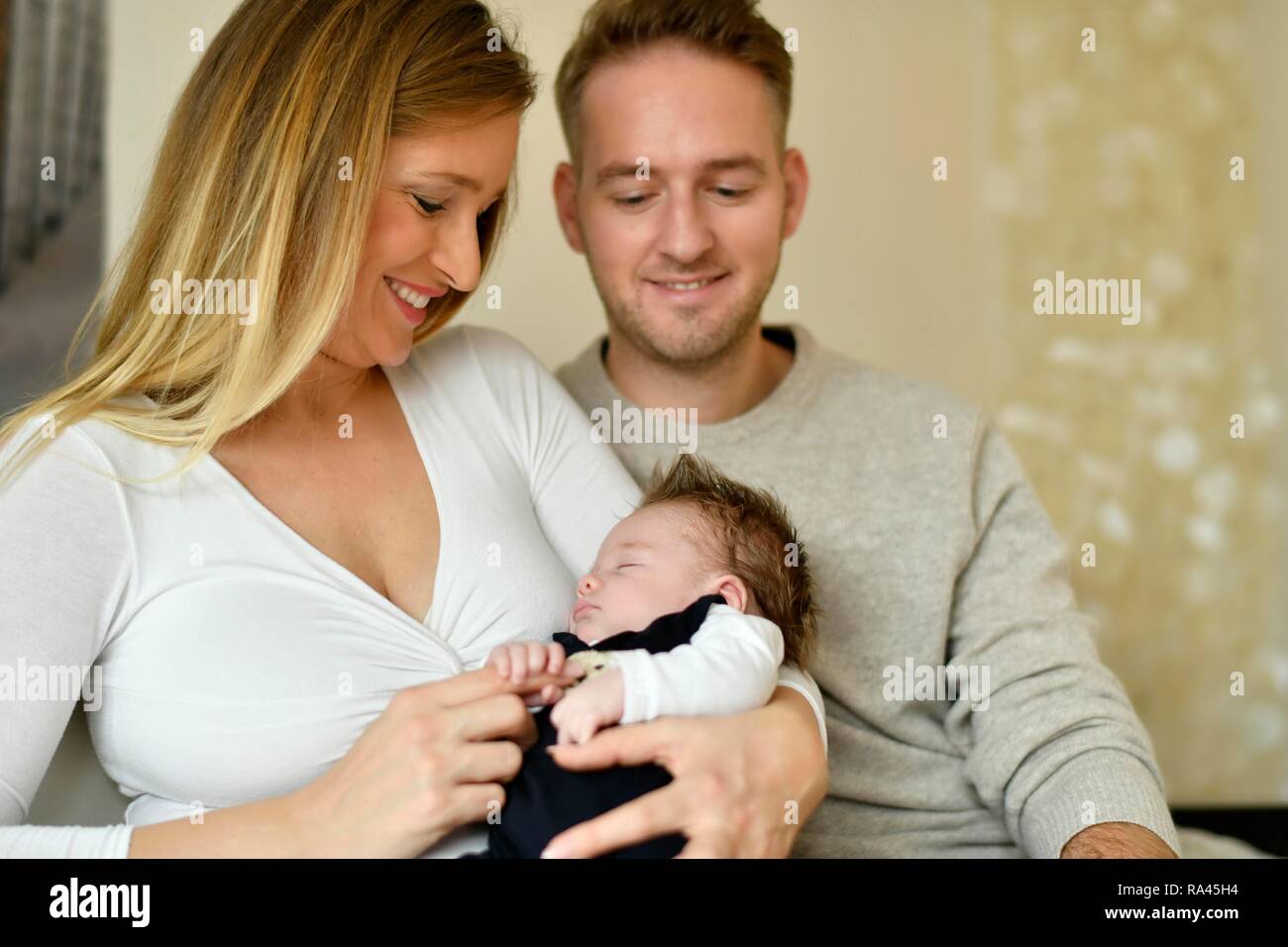 Famiglia giovane, padre, madre e neonato, 4 settimane, Baden-Württemberg, Germania Foto Stock