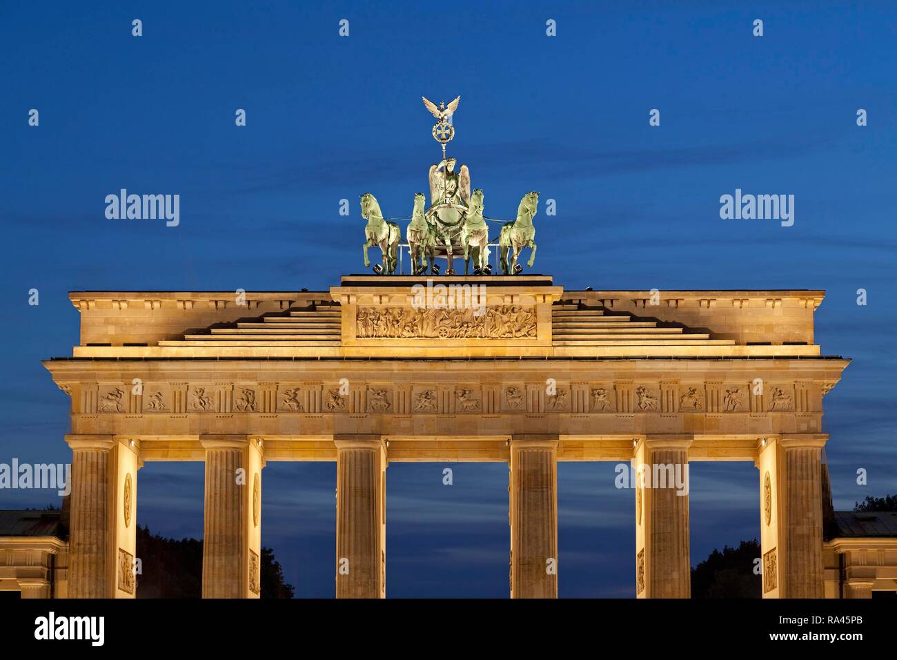 Quadriga al crepuscolo, la Porta di Brandeburgo, Berlino, Germania Foto Stock