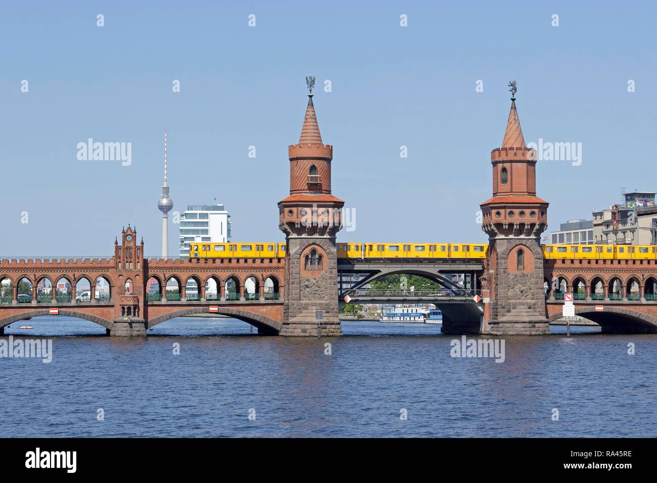 Oberbaumbrücke, Oberbaum ponte con la metropolitana, il fiume Sprea, Berlino, Germania Foto Stock