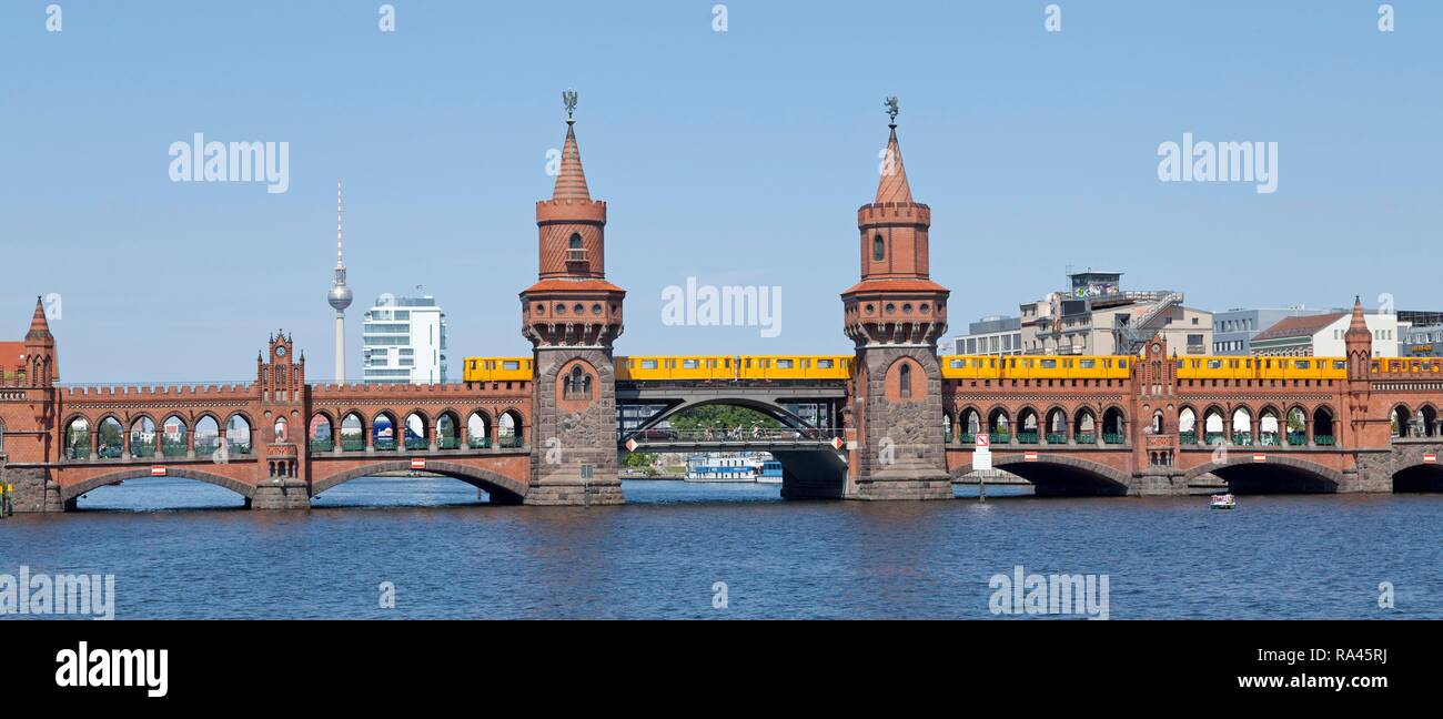 Oberbaumbrücke, Oberbaum ponte con la metropolitana, il fiume Sprea, Berlino, Germania Foto Stock