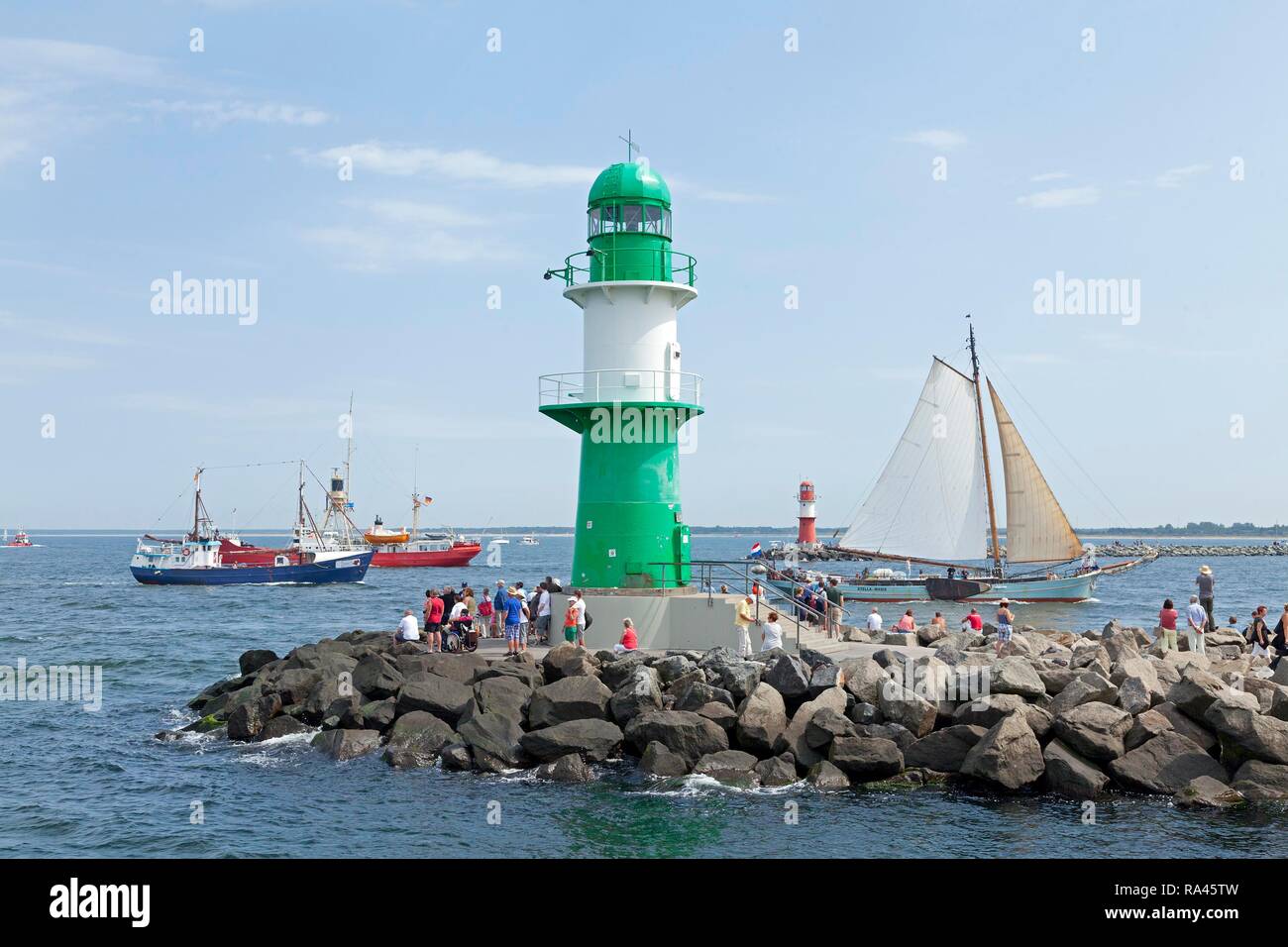 Barche a vela e barche a motore del Hanse Sail Rostock, Meclemburgo-Pomerania, Germania Foto Stock