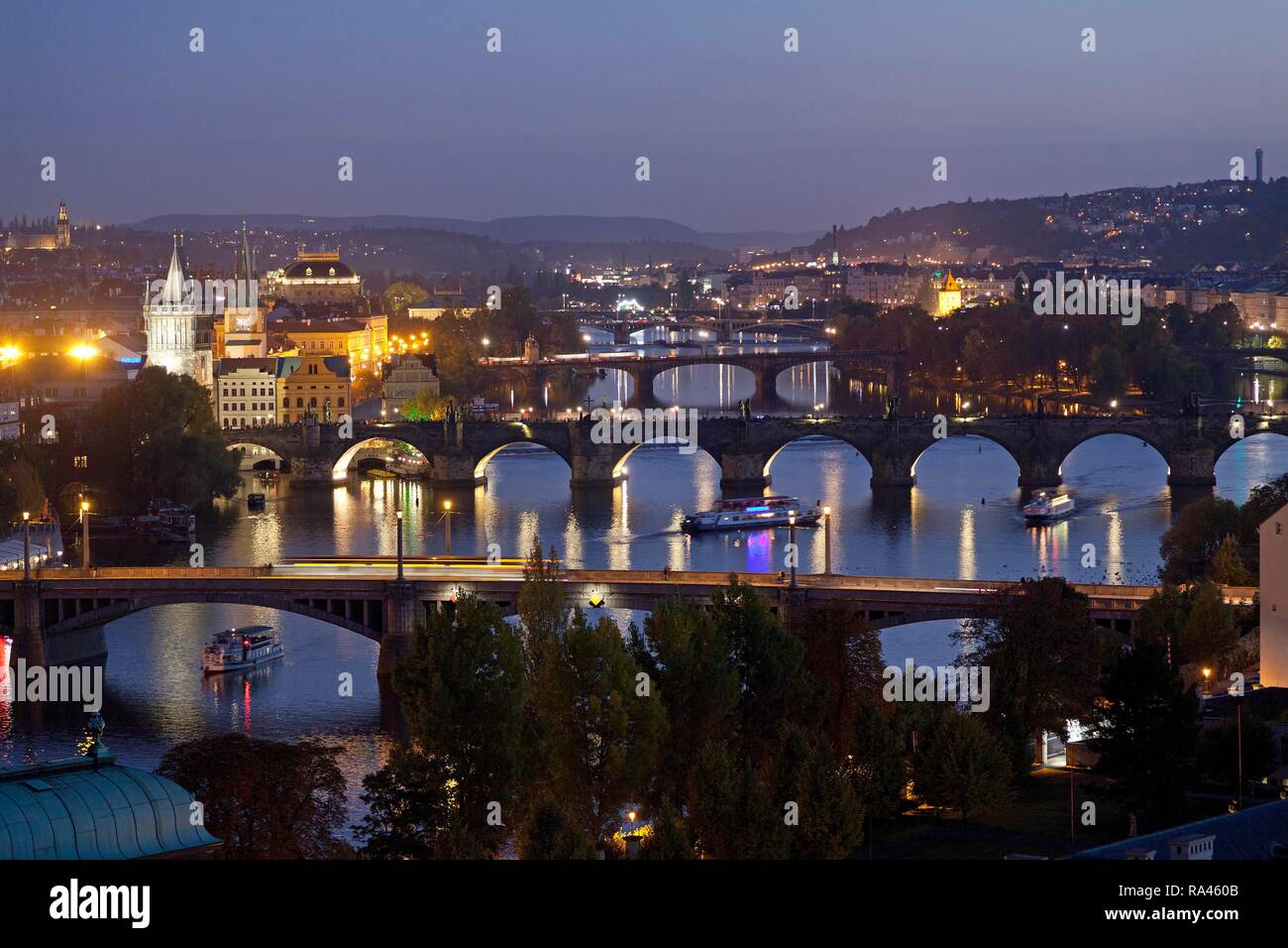 Isualizzare da sulla collina Letna sulla Moldavia e ponti di notte, Praga, Repubblica Ceca Foto Stock