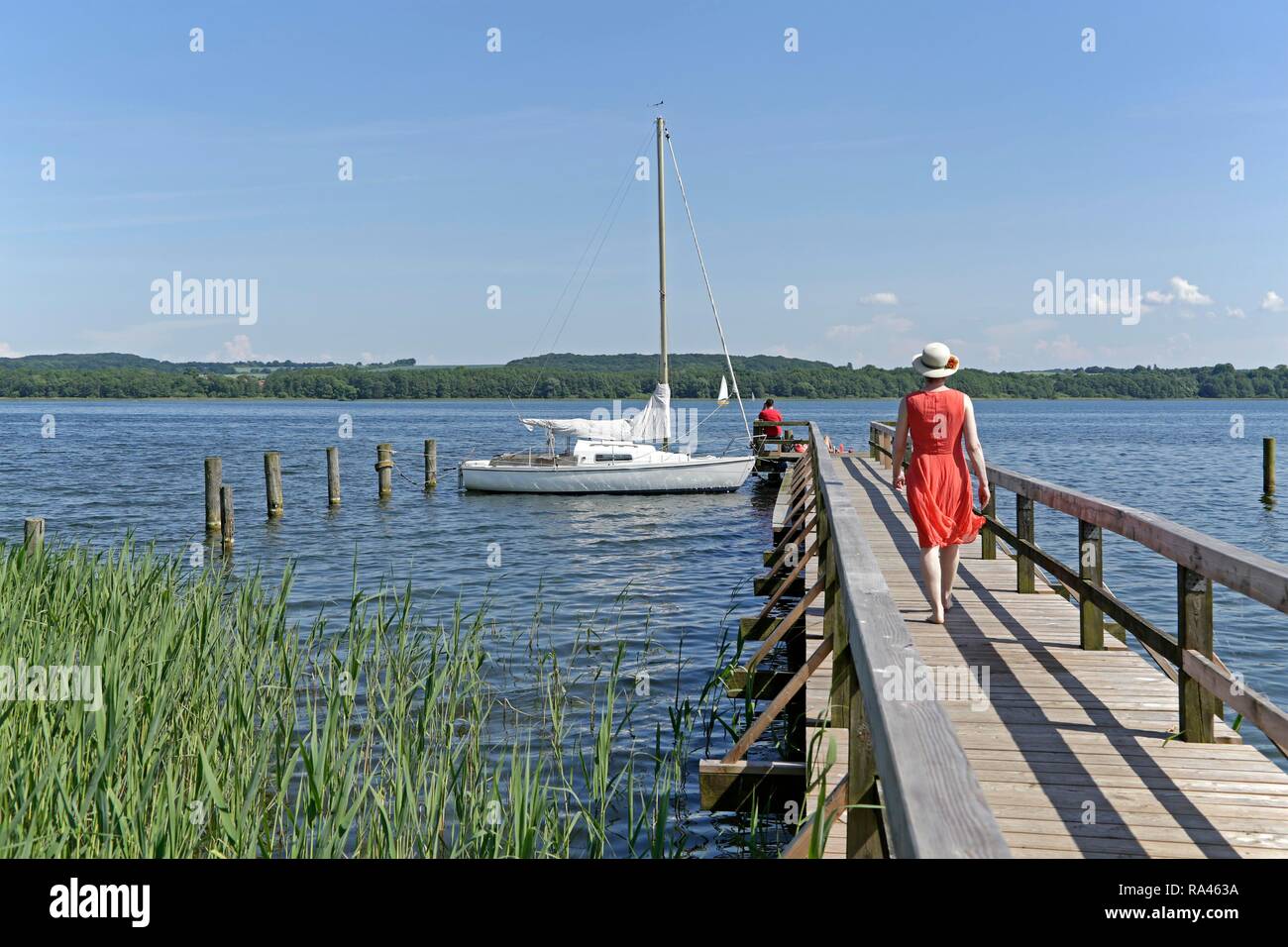 Donna sul dock in barca sul Lago di Ratzeburg, Groß Sarau, Schleswig-Holstein, Germania Foto Stock