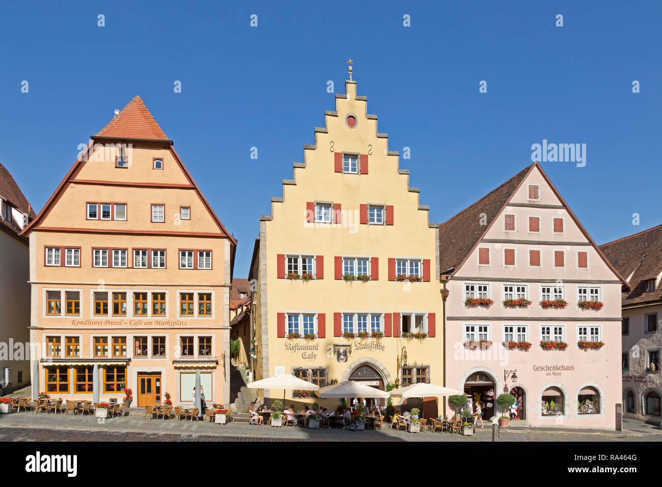 Case a capanna sulla piazza del mercato, centro storico, Rothenburg ob der Tauber, Media Franconia, Baviera, Germania Foto Stock