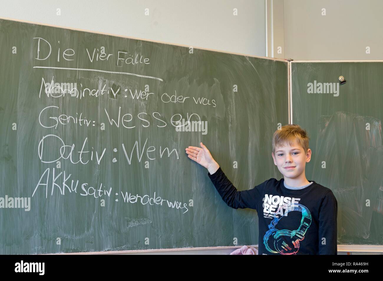Ragazzo di Blackboard nella categoria tedesca, scuola elementare, Germania Foto Stock