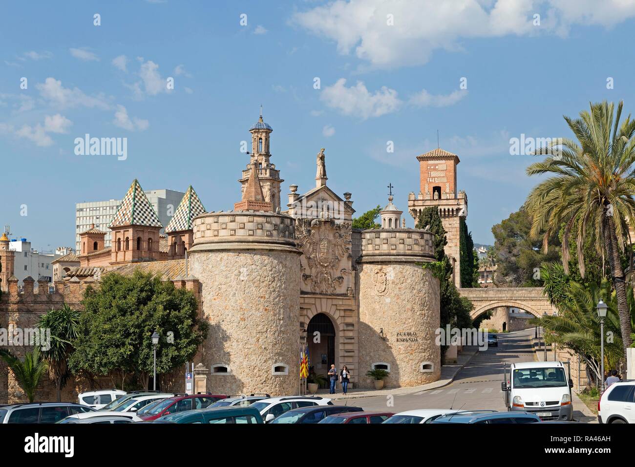 Ingresso principale del centro storico di Toledo, museo village Poble Espanyol, Palma de Mallorca, Spagna Foto Stock