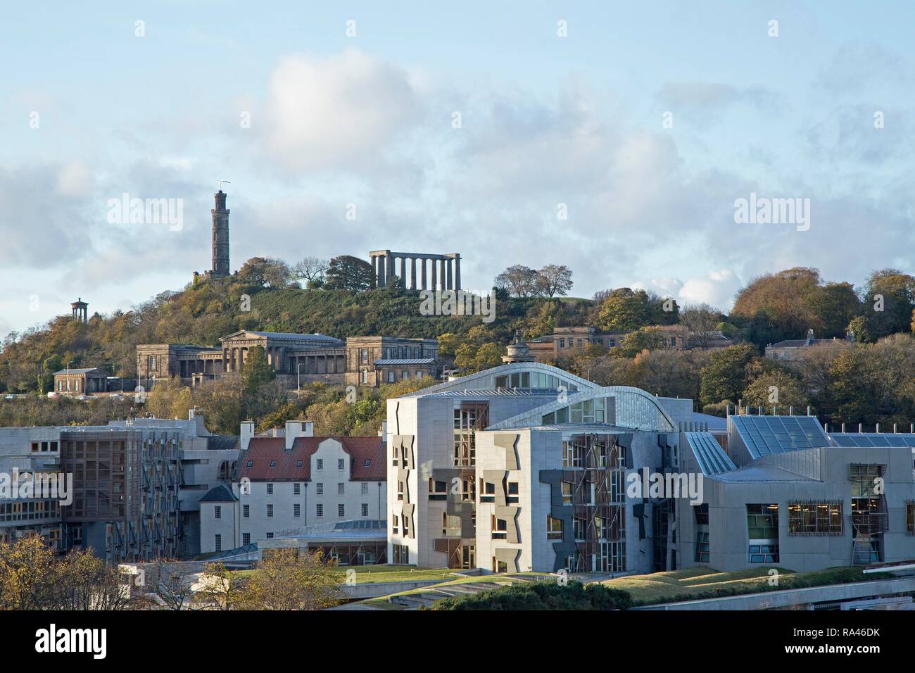 Holyrood, il Parlamento Scozzese e Carlton Hill, Edimburgo, Scozia, Regno Unito Foto Stock