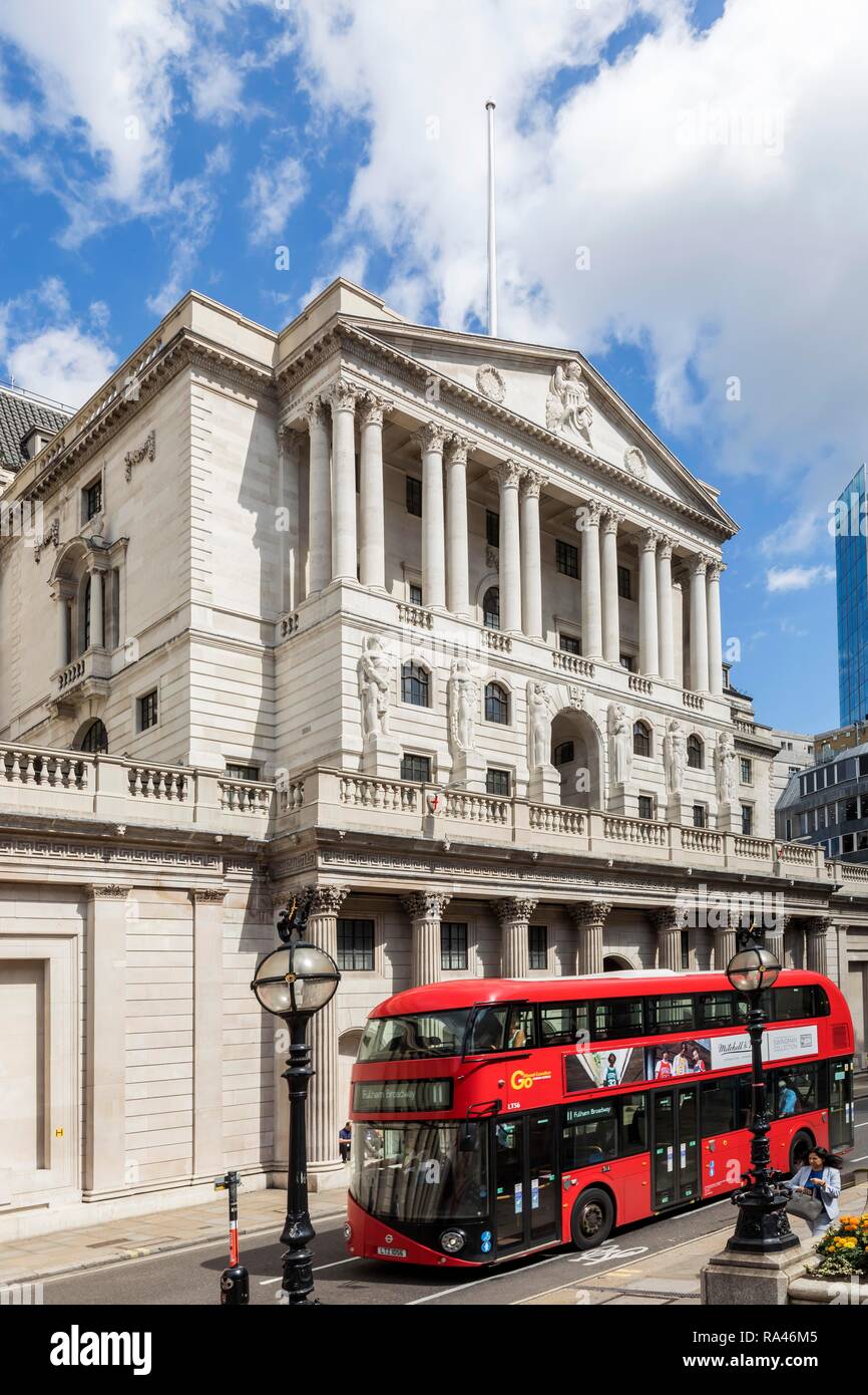 Bus rosso nella parte anteriore della Bank of England, il quartiere finanziario di Londra, Gran Bretagna Foto Stock