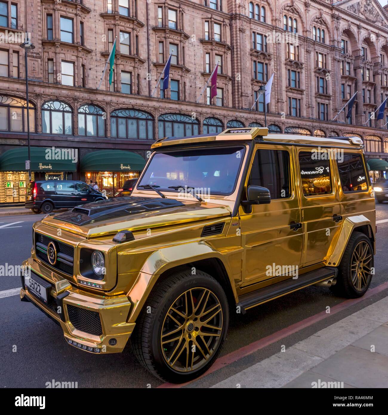 Auto di lusso in oro dipingere, Mercedes Benz W463, G-classe, Brabus G850 6.0 Widestar, parcheggiato di fronte ai grandi magazzini Harrods Foto Stock