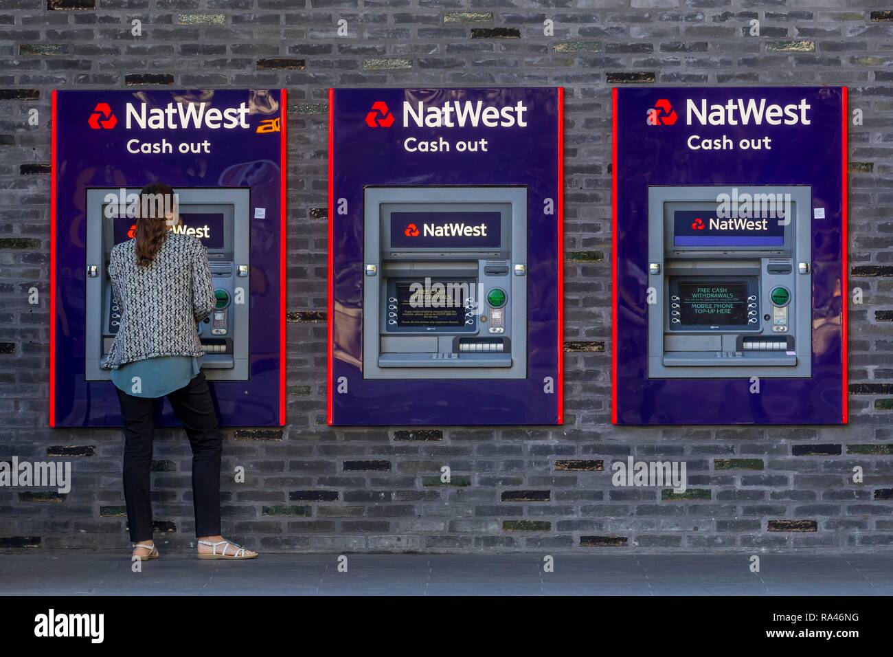 Donna al cash dispenser di Natwest Bank di Londra, Gran Bretagna Foto Stock