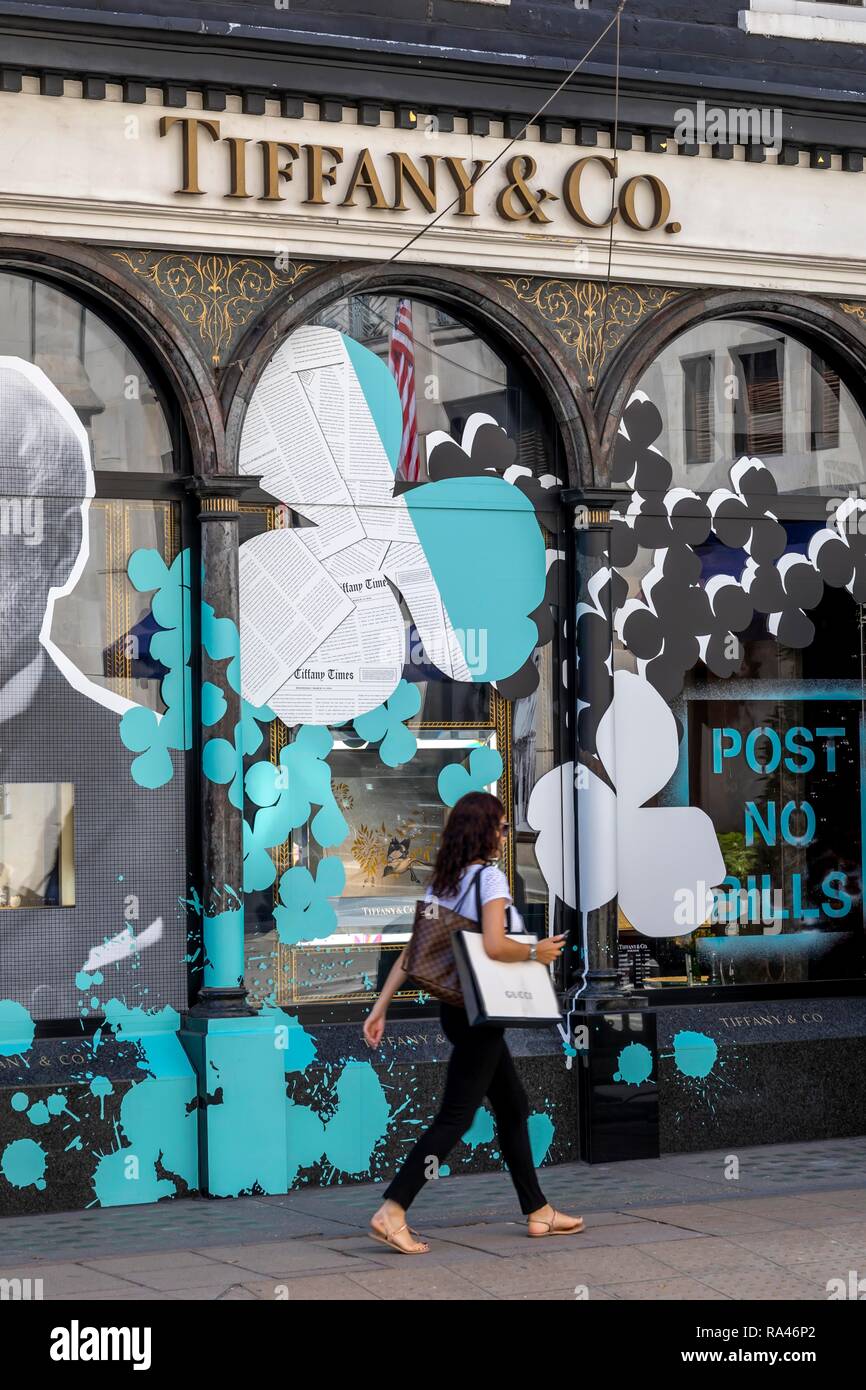 Passante nella parte anteriore del Tiffany negozio gioielli, Londra, Gran Bretagna Foto Stock