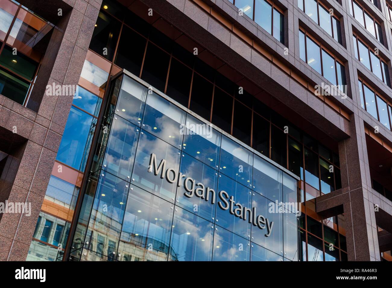 Edificio per uffici della banca Americana Morgan Stanley, quartiere finanziario e delle banche Canary Wharf, Londra, Gran Bretagna Foto Stock