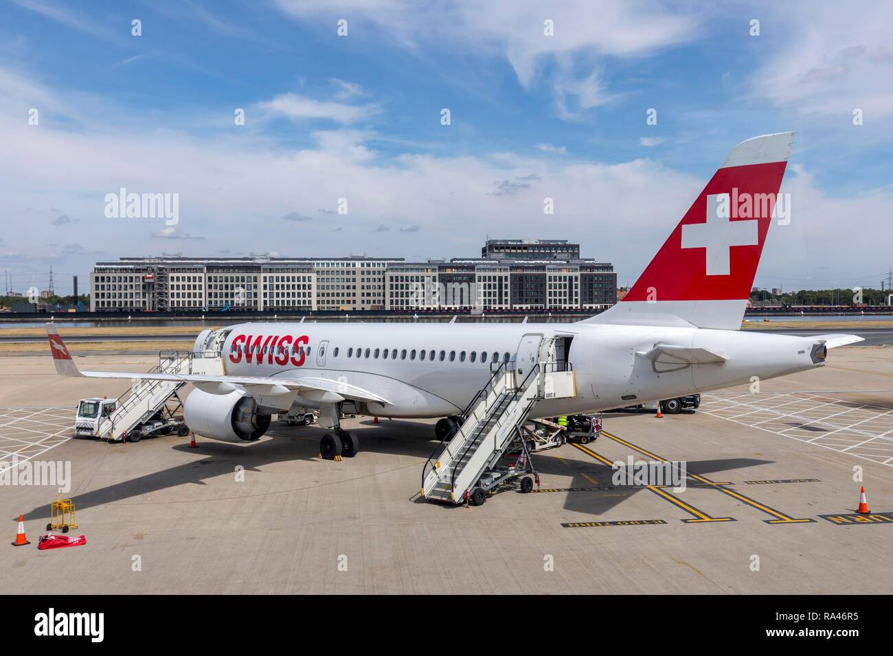 Un Bombardier CS100 dalla compagnia aerea svizzera Swiss è pronta per la partenza all'Aeroporto di London City, Londra, Regno Unito Foto Stock