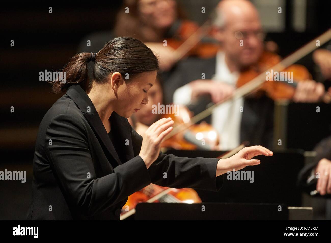 Sud coreano Shiyeon conduttore cantato conduce la Staatsorchester Rheinische Philharmonie, concerto del Musik-Institut-Koblenz Foto Stock