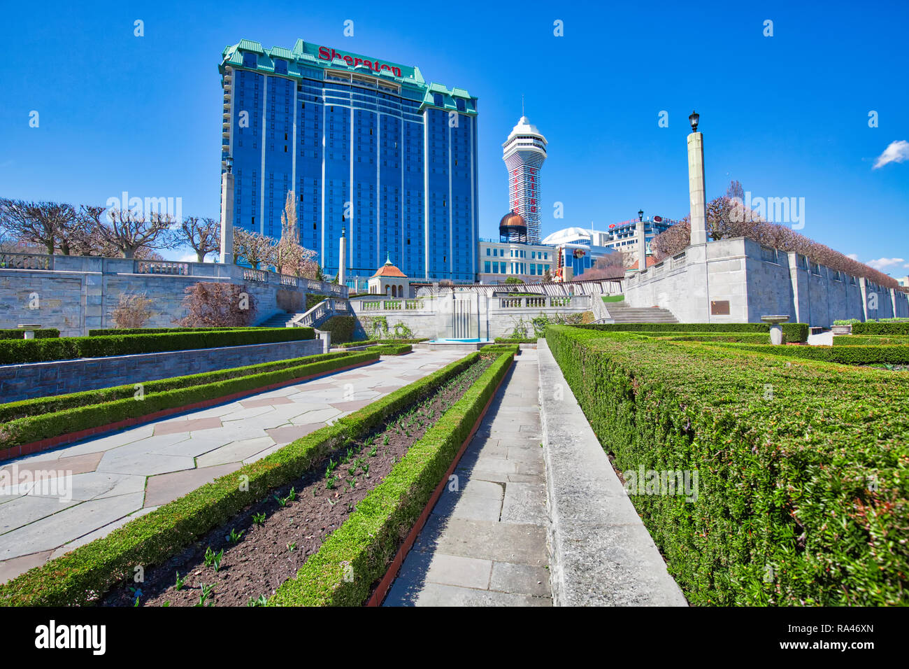 Città di Niagara Falls, Ontario-27 Aprile 2018: Niagara centro città e hotel zona affacciata scenic cascate del Niagara Foto Stock