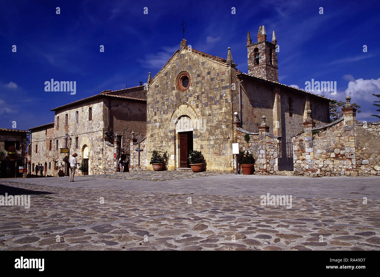 Plaza e chiesa,Monteriggioni,Italia Foto Stock