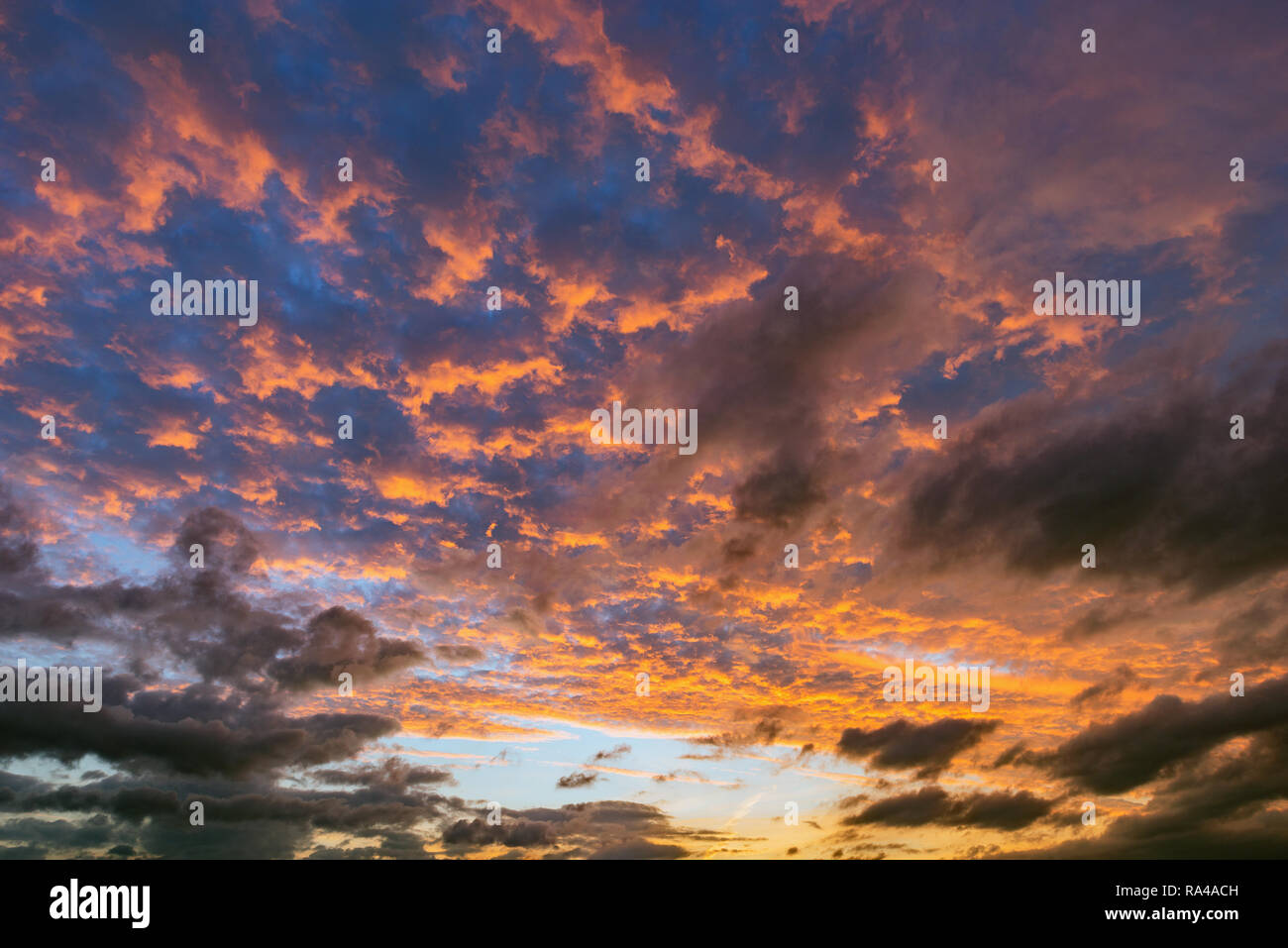 Incredibile cloudscape sul Cielo di tramonto dopo la pioggia. Foto Stock