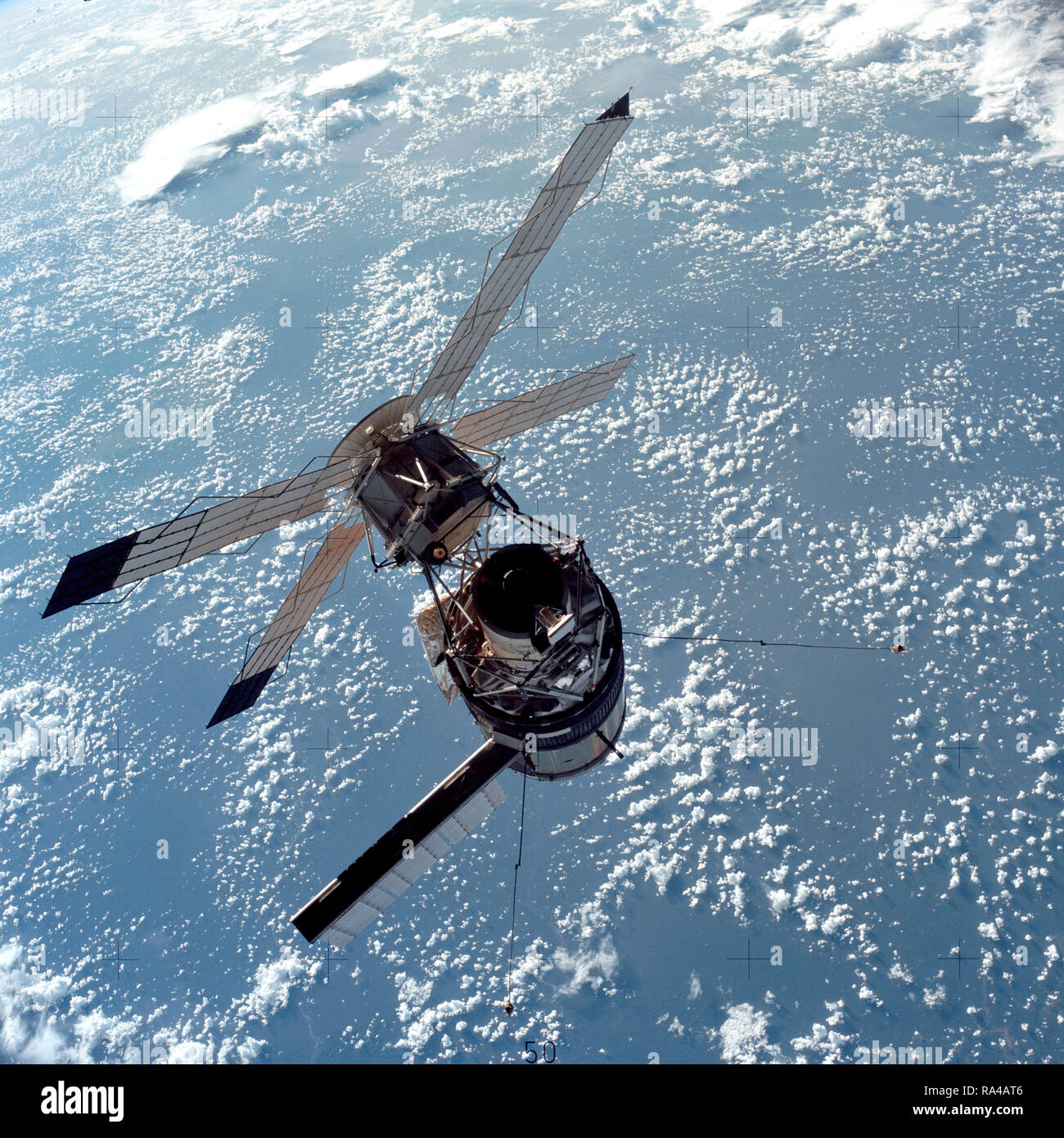 (28 luglio 1973) --- Una vista ravvicinata della Skylab Space Station fotografati contro un sfondo di massa dal Skylab 3 di comando e di moduli di servizio (CSM) durante la stazione-mantenendo le manovre prima di docking. Foto Stock