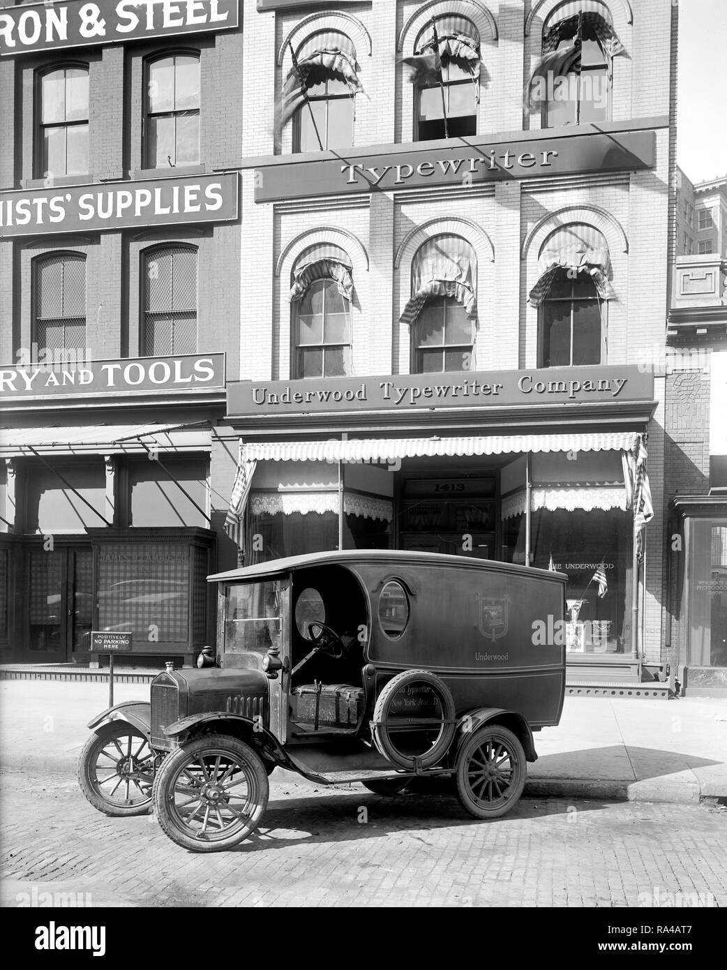 Macchina da scrivere Underwood Società esterne con carrello parcheggiato all'esterno in via ca. inizio novecento Foto Stock
