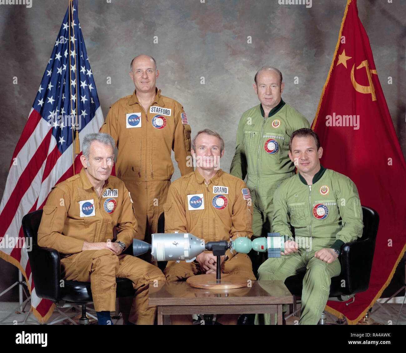 (Marzo 1975) --- questi cinque uomini compongono le prime due equipaggi del comune di Stati Uniti-URSS Apollo-Soyuz Test del progetto (ASTP) missione di docking in orbita intorno alla terra prevista per il mese di luglio 1975. Essi sono astronauta P. Thomas Stafford (permanente sulla sinistra), comandante dell'equipaggio americano; cosmonauta Aleksey A. Leonov (permanente sulla destra), comandante dell'equipaggio sovietica; astronauta Donald K. Slayton (seduti sulla sinistra), docking module pilota della American equipaggio; astronauta Vance D. Marca (seduto al centro), il pilota del modulo di comando dell'equipaggio americano; e cosmonauta Valeriy N. Kubasov (seduti sulla destra), ingegnere su sovietica di c Foto Stock