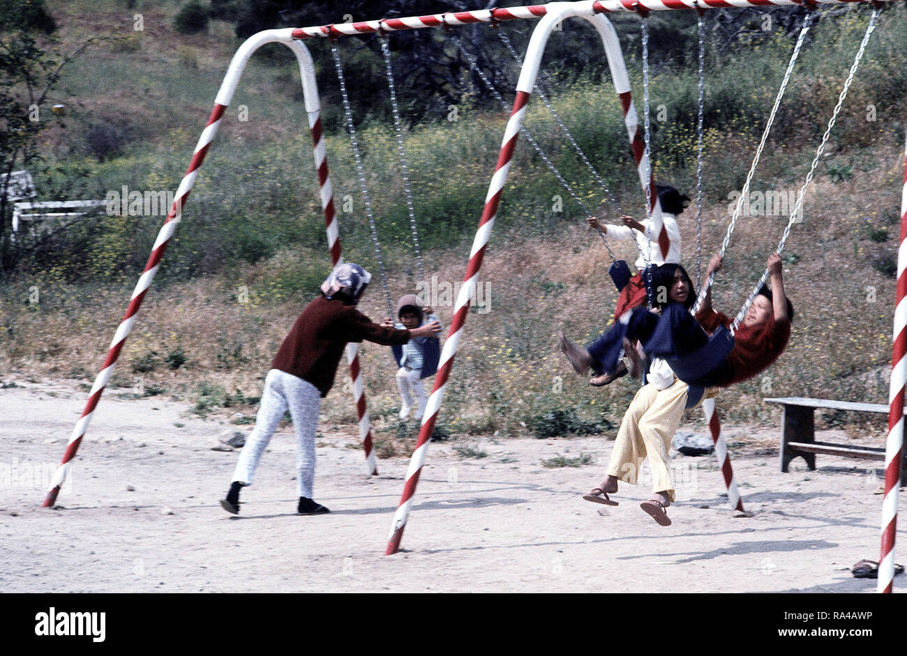 1975 - i bambini giocano su una oscillazione a una temporanea struttura alloggiativa per rifugiati vietnamiti. Foto Stock