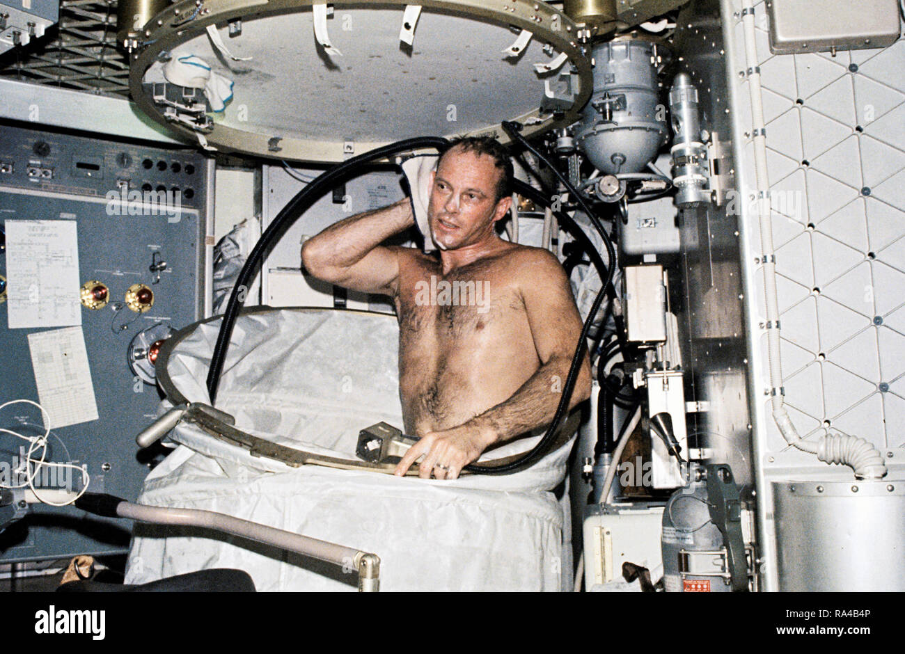 (Luglio-settembre 1973) --- Una vista ravvicinata di astronauta Jack Lousma R., Skylab 3 pilota, prendere un bagno caldo nella zona equipaggio del Workshop orbitale (OWS) della Skylab space station cluster in orbita intorno alla terra. Foto Stock