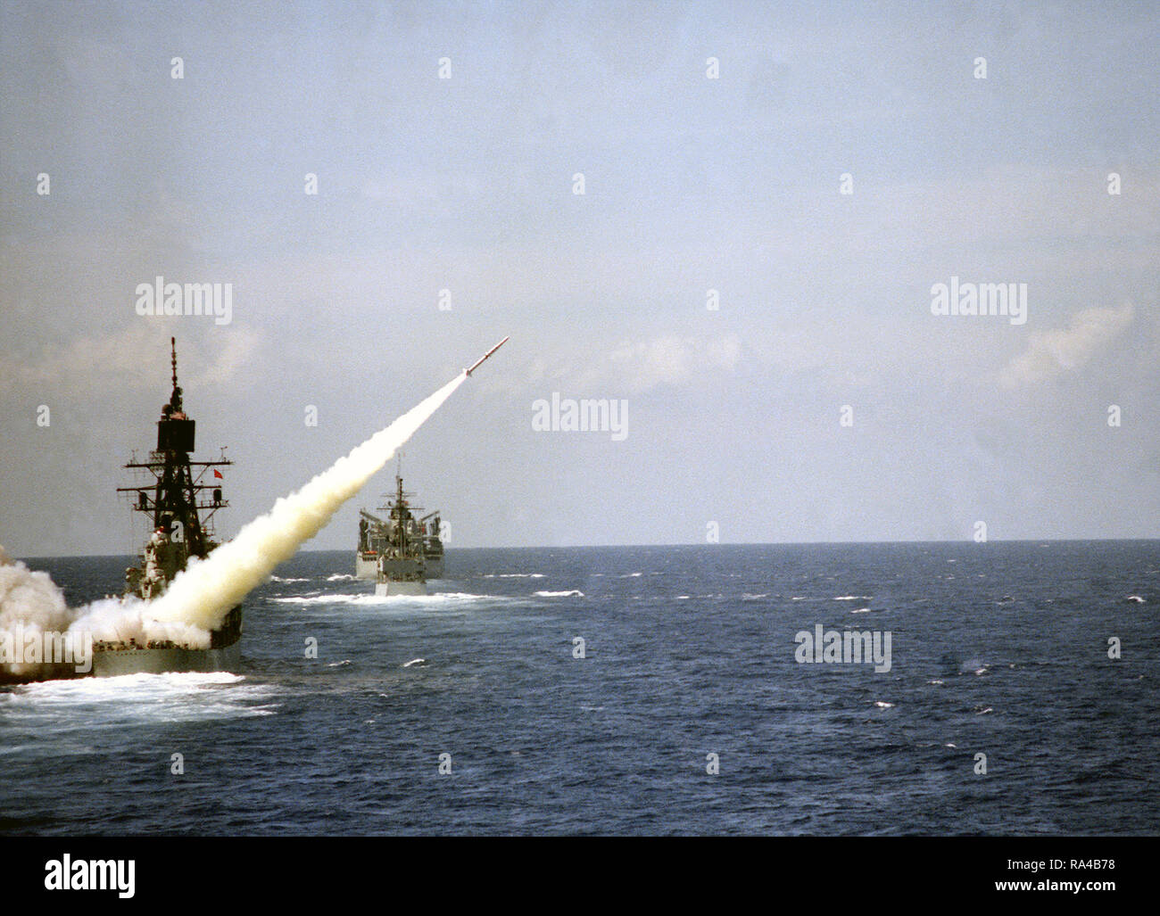 1979 - Un Cerchio-2 Terrier missili terra-aria viene sparata dal guidato-missile destroyer USS FARRAGUT (DDG-37). Il cacciatorpediniere USS CARON (DD-970) e il rapido supporto di combattimento nave USS DETROIT (AOE-4) sono in corso davanti al FARRAGUT. Foto Stock