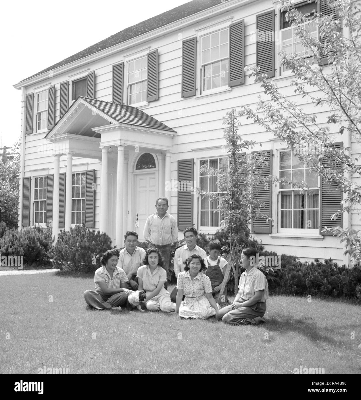 Mountain View, Caifornia. La famiglia di Shibuya sul prato davanti alla loro casa bellissima prima di evacuazione per War Relocation Authority centri dove i residenti di ascendenza giapponese vengono ad essere riposizionato 4/18/1942 Foto Stock