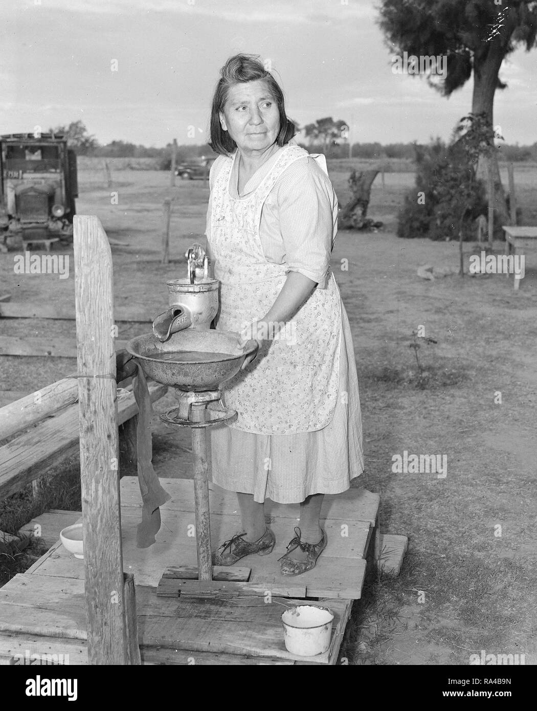 Parker, Arizona. La sig.ra Ruby Snyder, Chemehuevi stati indiani, "Ho sentito dire che i giapponesi sono meravigliosi gli agricoltori. Vorrei andare verso il basso per vedere come crescono le cose.' 4/10/1942 Foto Stock