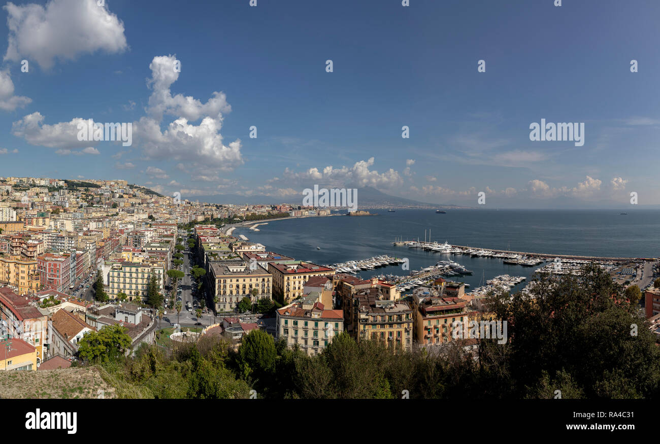 La città di Napoli e della baia di Napoli che guarda verso il Vesuvio Foto Stock