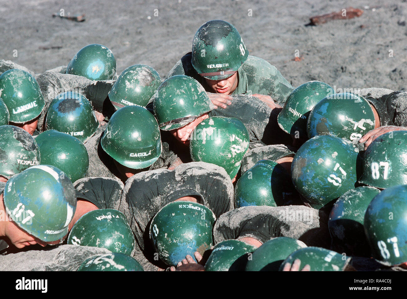 1976 - STATI UNITI Navy base demolizioni subacquee/Sea-Air-terra (guarnizione di tenuta) (BUD/S) tirocinanti partecipano in un "hell settimana' esercizio. La I fase di BUD/S la formazione si conclude con "hell settimana", quando gli studenti' fisico, emotivo e abilità mentali sono testati in condizioni avverse. Foto Stock