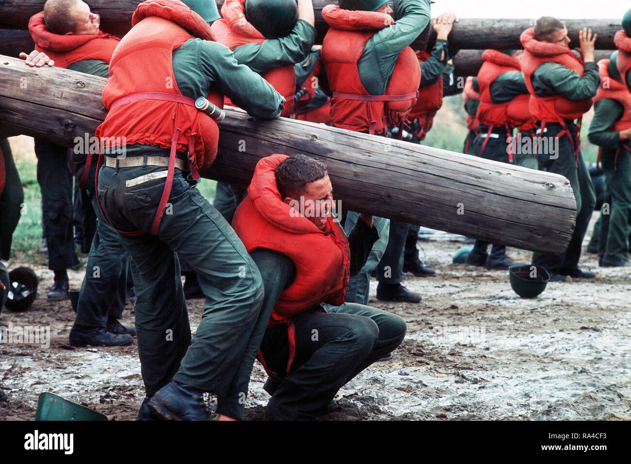 1976 - STATI UNITI Navy base demolizioni subacquee/Sea-Air-terra (guarnizione di tenuta) (BUD/S) partecipanti portano grandi logs durante un "hell settimana' esercizio. La I fase di BUD/S la formazione si conclude con "hell settimana", quando gli studenti' fisico, emotivo e abilità mentali sono testati in condizioni avverse. Foto Stock