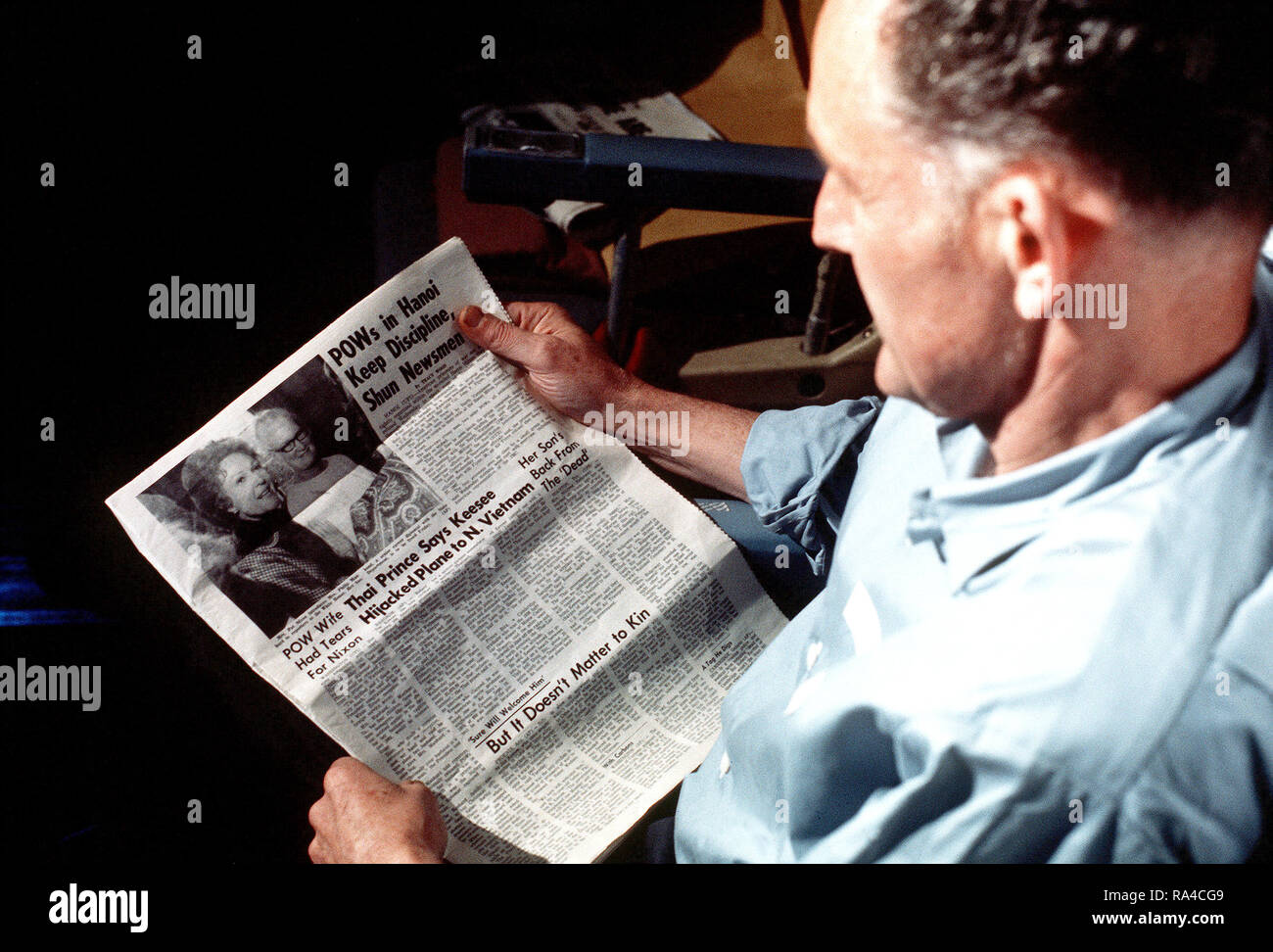 1973 - Phillip Manhard legge a stelle e strisce di giornale dopo la sua recente rilascio da un campo di prigionia. Foto Stock