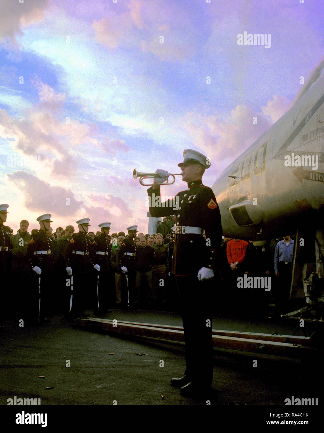 1979 - STATI UNITI Gioca marino rubinetti durante un memoriale di servizio sul ponte di volo della portaerei USS INDIPENDENZA (CV-62). Foto Stock