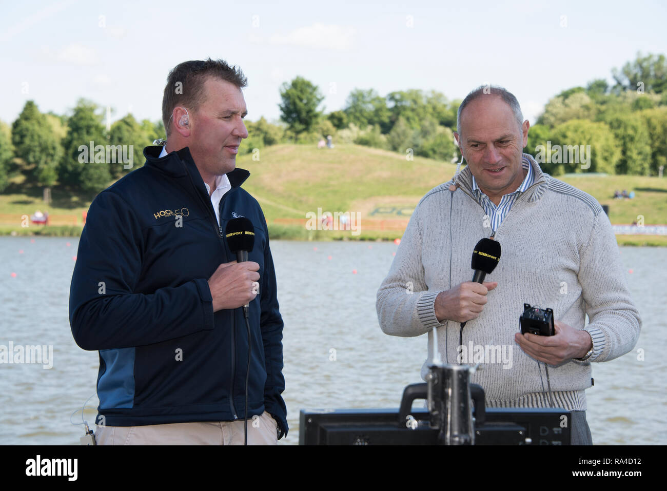Poznan. La Polonia. Il canottaggio cavalieri, sinistra, Sir Matthew PINSENT e Sir Steven REDGRAVE, BBC TV, presentatori dalle finali giornata presso la FISA 2015 Europeo campionati di canottaggio. Il luogo del lago Malta. 31.05.2015. [Obbligatorio Credito: Pietro Spurrier/Intersport-immagini] Foto Stock