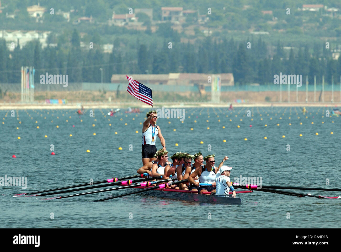 Atene, Grecia, 2004 Giochi Olimpici, il lago di Schinias, USA M8+ Gold medallist celebrare, dopo aver vinto la finale. arco. Jason Leggi, 2. Wyatt Allen, 3. Chris Ahrens, 4. Joseph Hansen, 5. Matt Deakin, 6. Daniel Beery, 7. Beau Hoopman, corsa Bryan Volpenhein e cox Pete Cipolllone, [Credito Pietro Spurrier/ Intersport immagini] Foto Stock